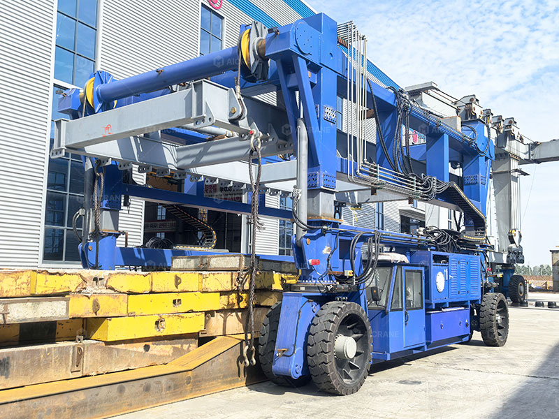 straddle carrier