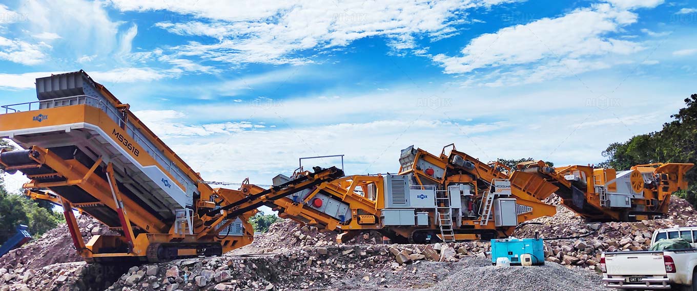 crawler mobile crusher working in the quarry